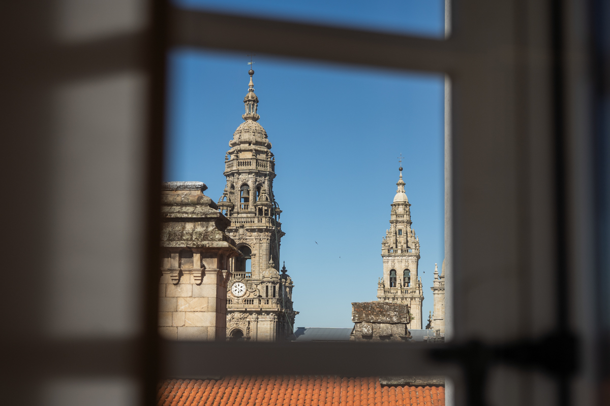Fotografía de vistas de la Catedral de Santiago desde la ventana del albergue.