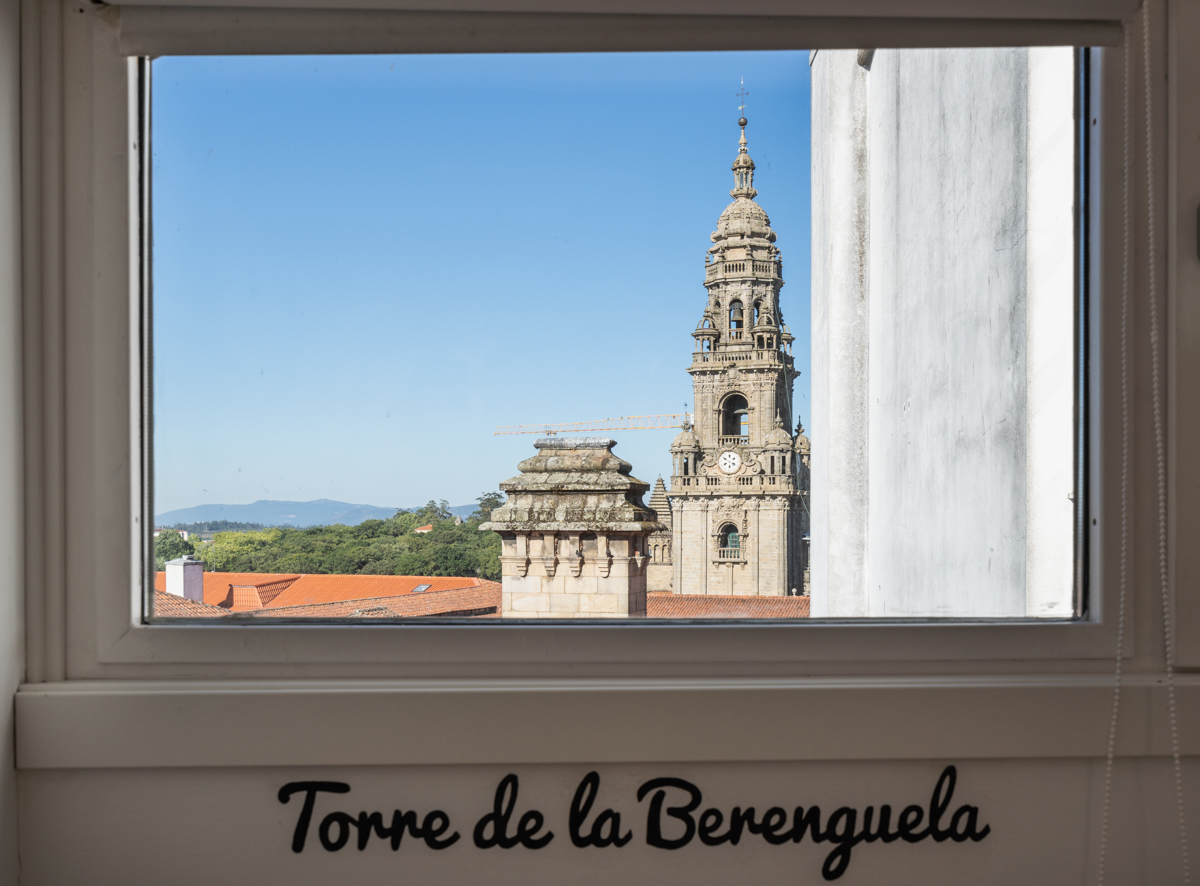 Fotografía de ventana con vistas a la Catedral de Santiago, y debajo del marco se lee escrito en la pared Torre de la Berenguela.
